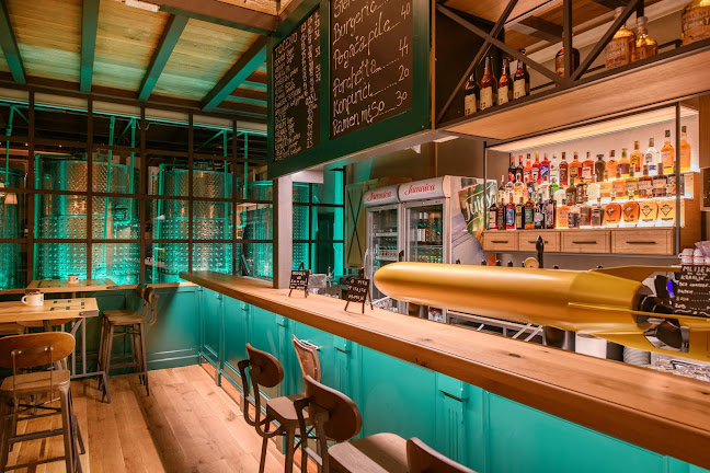 Bar i pivski kotlovi u interijeru King's Caffe Smash Station Rijeka